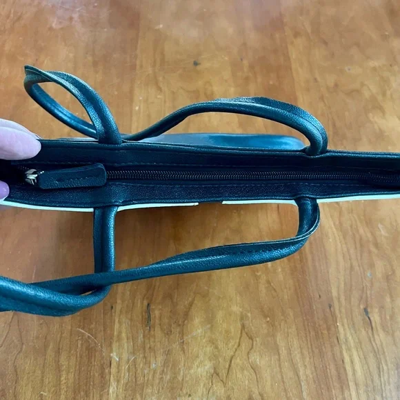 Vintage 1980’s Black and White Pebbled Leather Cross-Accent Checker Shoulder Bag - Picture 8 of 14